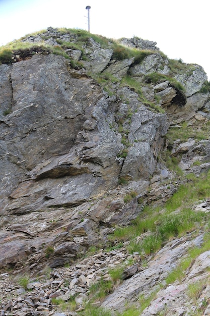 Eine felsige Klippe mit Gras darauf