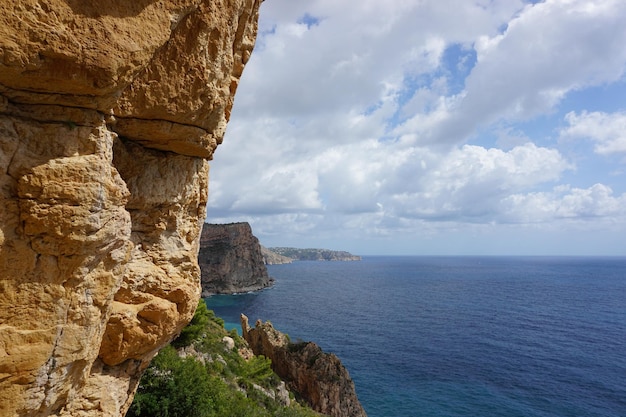 Eine Felswand mit dem Meer im Hintergrund