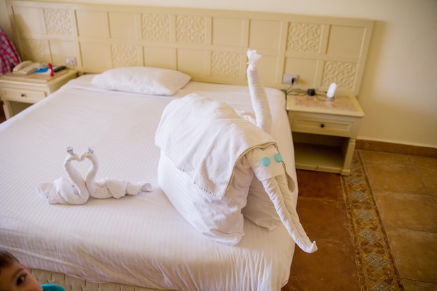 Eine Figur aus dem Bett auf dem Hotelbett