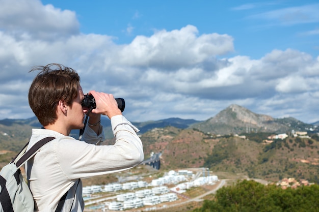 Foto eine flache fokusaufnahme eines jungen reisenden aus spanien