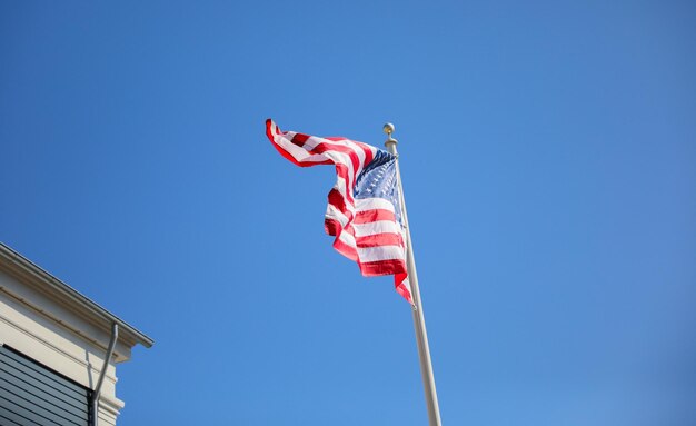 Eine Flagge an einer Stange mit dem Wort USA darauf