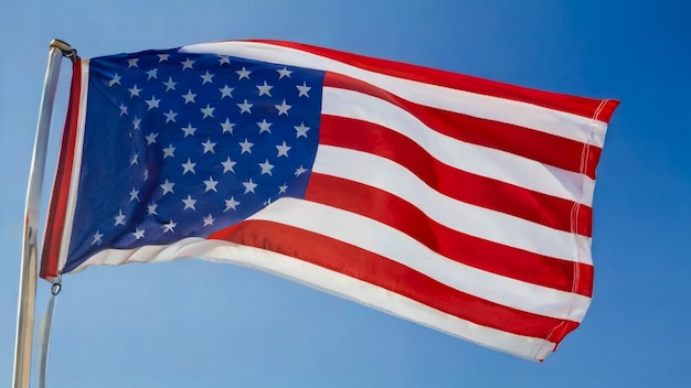 eine Flagge fliegt im Wind mit einem blauen Himmelshintergrund