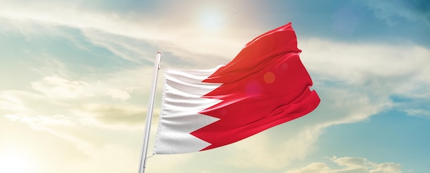 Eine Flagge von Bahrain, auf die die Sonne scheint
