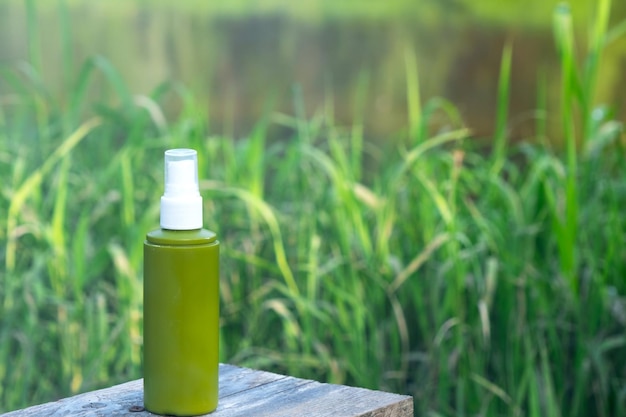 Eine Flasche Abwehrspray gegen blutsaugende Insekten Mücken Mücken Zecken ist draußen in der Natur schützt die Haut vor Stichen UV-Schutz SPF-Filter Komfortables Camping