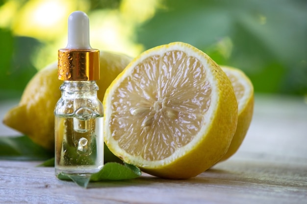 Eine Flasche ätherisches Zitronenöl ist eine alternative Medizin.