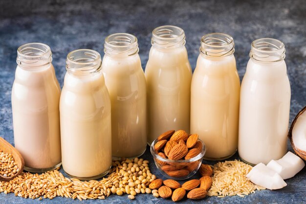 Eine Flasche alternativer Milch und Zutaten zum Kochen.