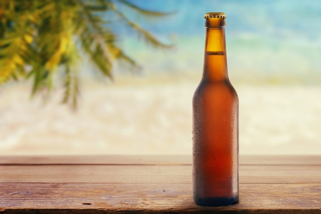 Eine Flasche Bier am Meeresstrand