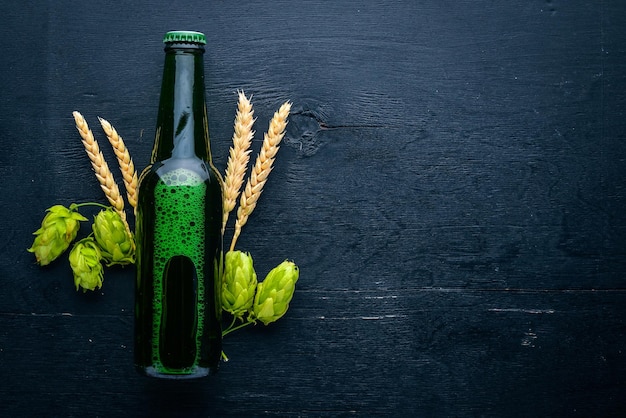 Eine Flasche Bier, Hopfen und Getreide Draufsicht Freier Platz für Text