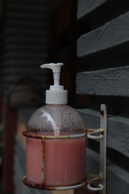 Foto eine flasche handseife bei der handwäsche