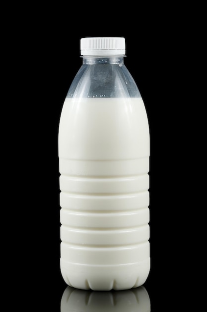 Eine Flasche Milch auf schwarzem Hintergrund