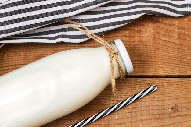 Eine Flasche Milch, die auf einem Holztisch liegt