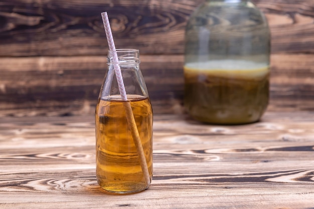 Eine Flasche mit einem Cocktail Kombucha