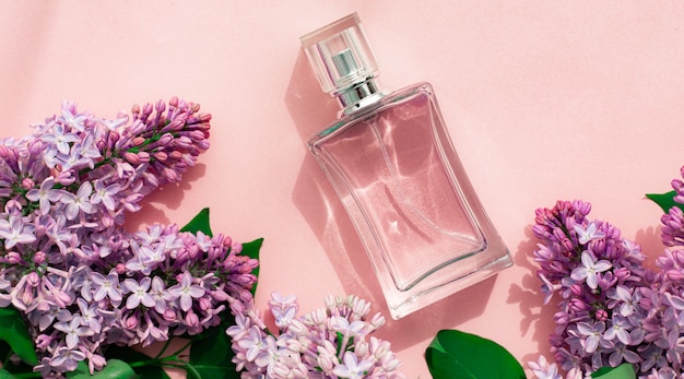 Foto eine flasche parfüm und flieder auf rosa hintergrund