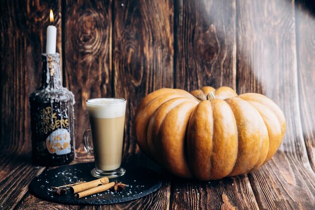 Eine Flasche Pumpkin Spice Latte neben einem Glas Latte.