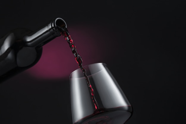 Eine Flasche Rotwein wurde in das Weinglas gegossen