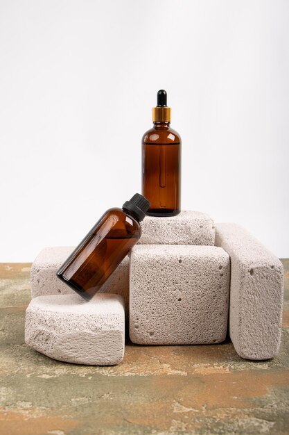 eine Flasche Serumflüssigkeit sitzt auf einem Block aus Murmeln