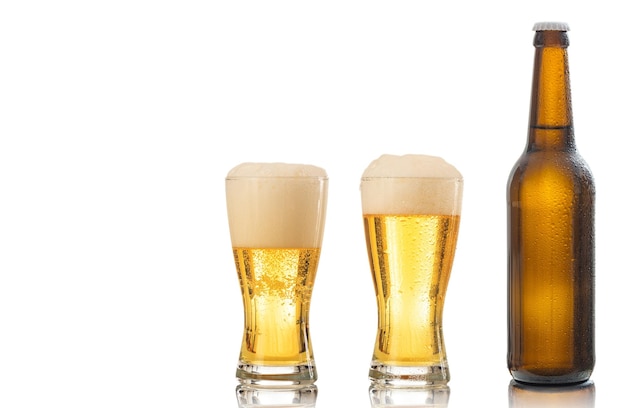 Eine Flasche und zwei Gläser Bier isoliert auf weißem Hintergrund
