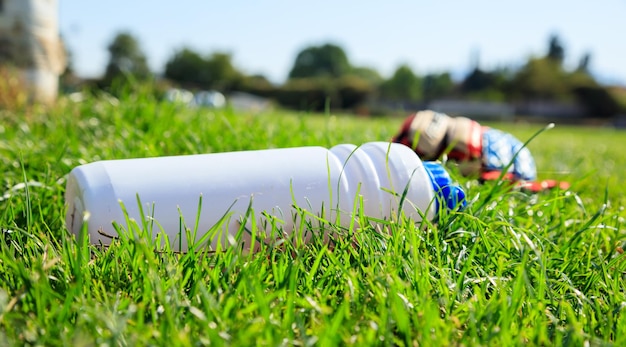 Eine Flasche Wasser auf einem Fußballplatz