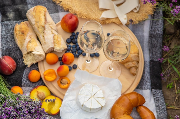 Eine Flasche Wein auf dem Hintergrund eines Lavendelfeldes Gläser mit Weinfrüchten