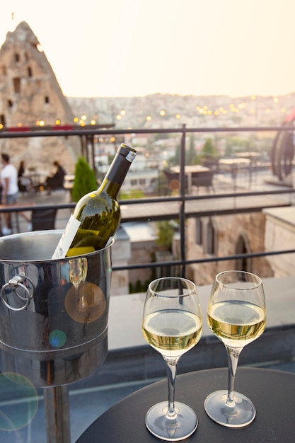 Eine Flasche Wein und zwei Gläser bei Sonnenuntergang in Göreme, Kappadokien, Türkei