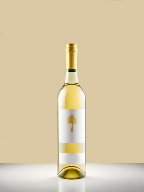 Eine Flasche Weißwein auf braun-weißem Hintergrund
