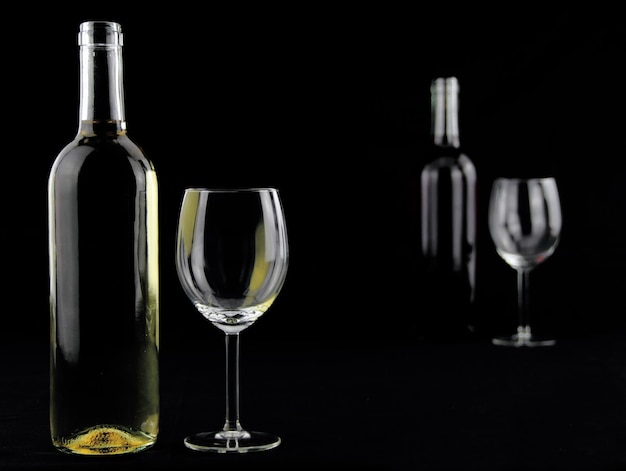 Eine Flasche Weißwein und ein Weinglas aus Kristall