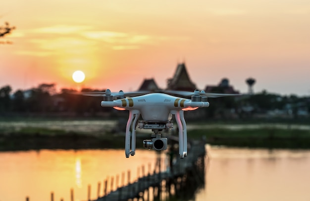 Eine fliegende Drohne mit Kamera bewaffnet