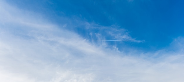 Eine Flugzeugspur über den Himmel