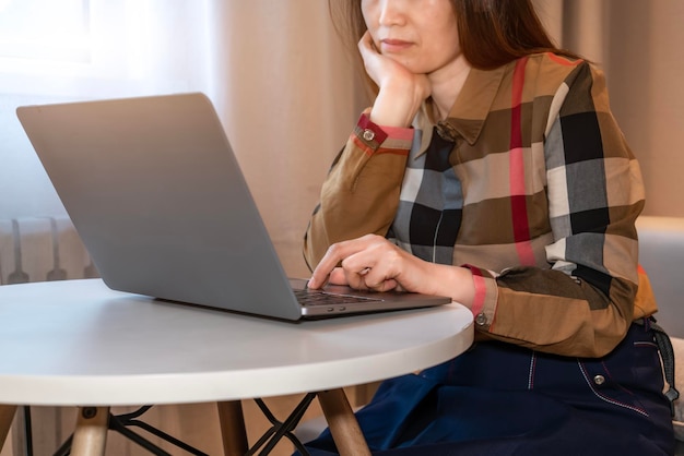 Eine Frau arbeitet im Zimmer