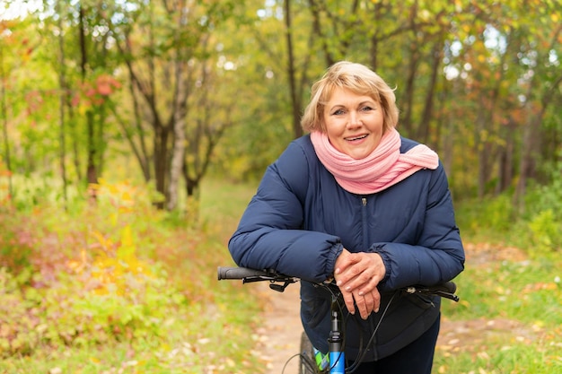 Eine Frau auf einem Fahrrad fährt auf der Straße im Stadtpark