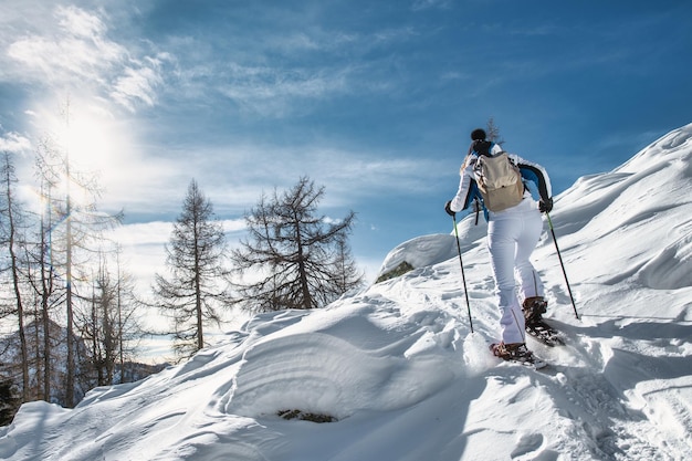 Eine Frau auf einer Schneeschuhwanderung