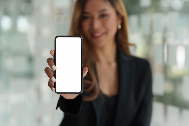 Eine Frau aufgeregt Überraschung und zeigt Handy-Bildschirm Leerer Bildschirm für Ihre Werbung