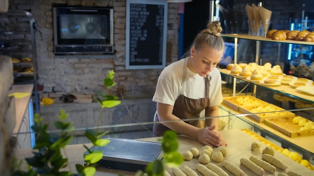 Eine Frau backt Brot in einer Bäckerei