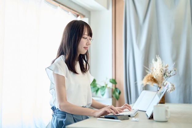 Eine Frau bedient einen Tablet-PC