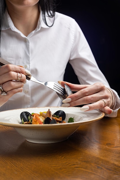 Eine Frau beim Essen im Restaurant