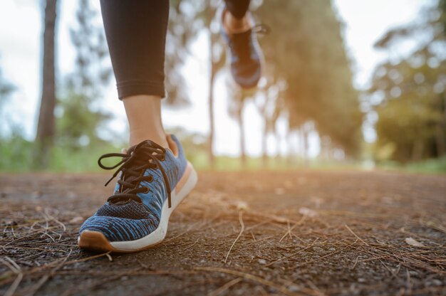 Eine Frau beim Joggen im Naturpark. Beine hautnah.