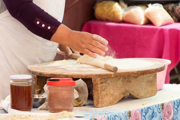 Eine Frau bereitet traditionelles türkisches Gebäck Gozleme zu