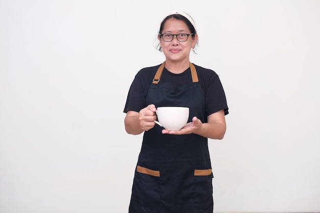 Eine Frau bietet eine große Tasse Kaffee an