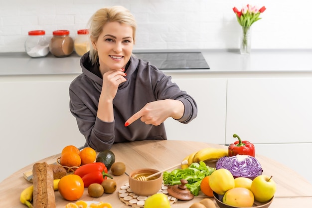 Eine Frau, die Abendessen in der Küche kocht. Gesundes Essen.