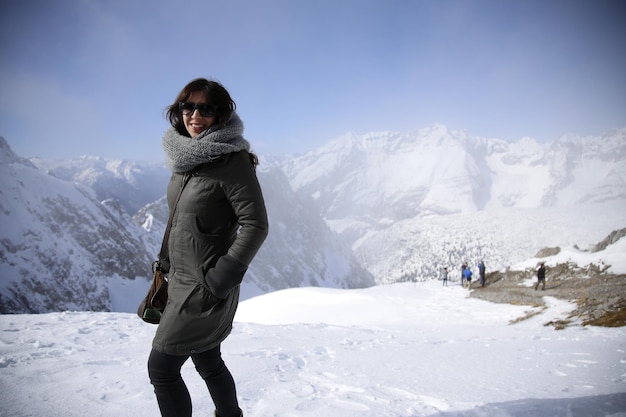 Eine Frau, die an der Sky Station in der Stadt Innsbruck Österreich spielt