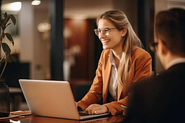 Eine Frau, die an einem Laptop-Computer arbeitet