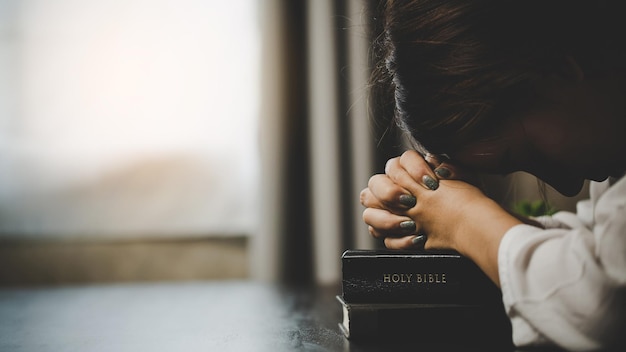 Eine Frau, die Anbetung betet, glaube