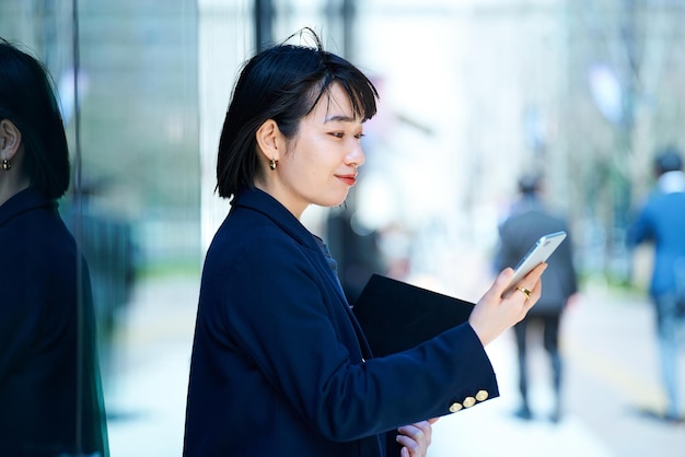 Eine Frau, die auf ein Smartphone schaut