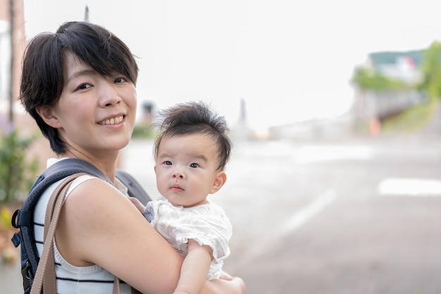 Eine Frau, die ein Baby hält und lächelt