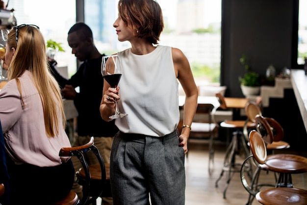 Eine Frau, die ein Glas Wein anhält