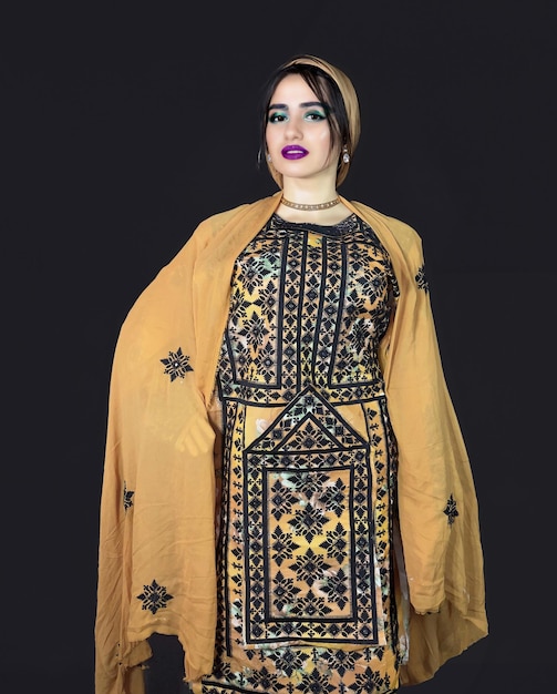 eine Frau, die ein traditionelles Balochi-Stickkleid trägt