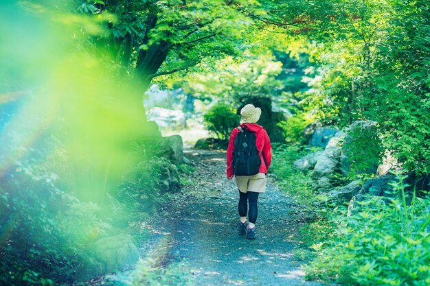 Eine Frau, die eine Bergstraße entlang geht