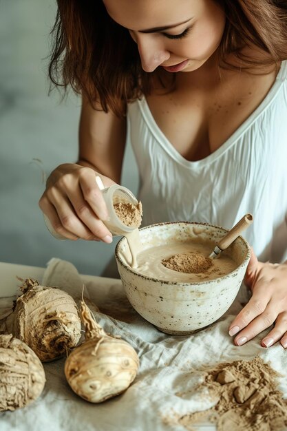 Eine Frau, die eine Smoothie-Schüssel mit Maca-Wurzpulver mischt, umgeben von frischen Maka-Wurzen, ein gesunder Lebensstil