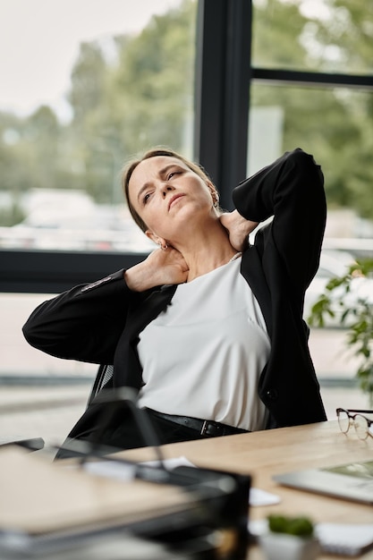 Eine Frau, die sich dem Stress ergibt, liegt im Büro und ist verzweifelt