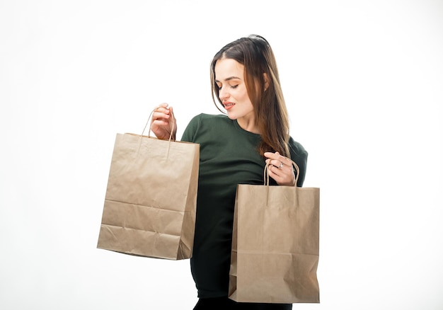 Eine Frau, die zwei stilvolle Taschen in ihren Händen trägt Eine Frau, die zwei braune Taschen in ihren Händen hält